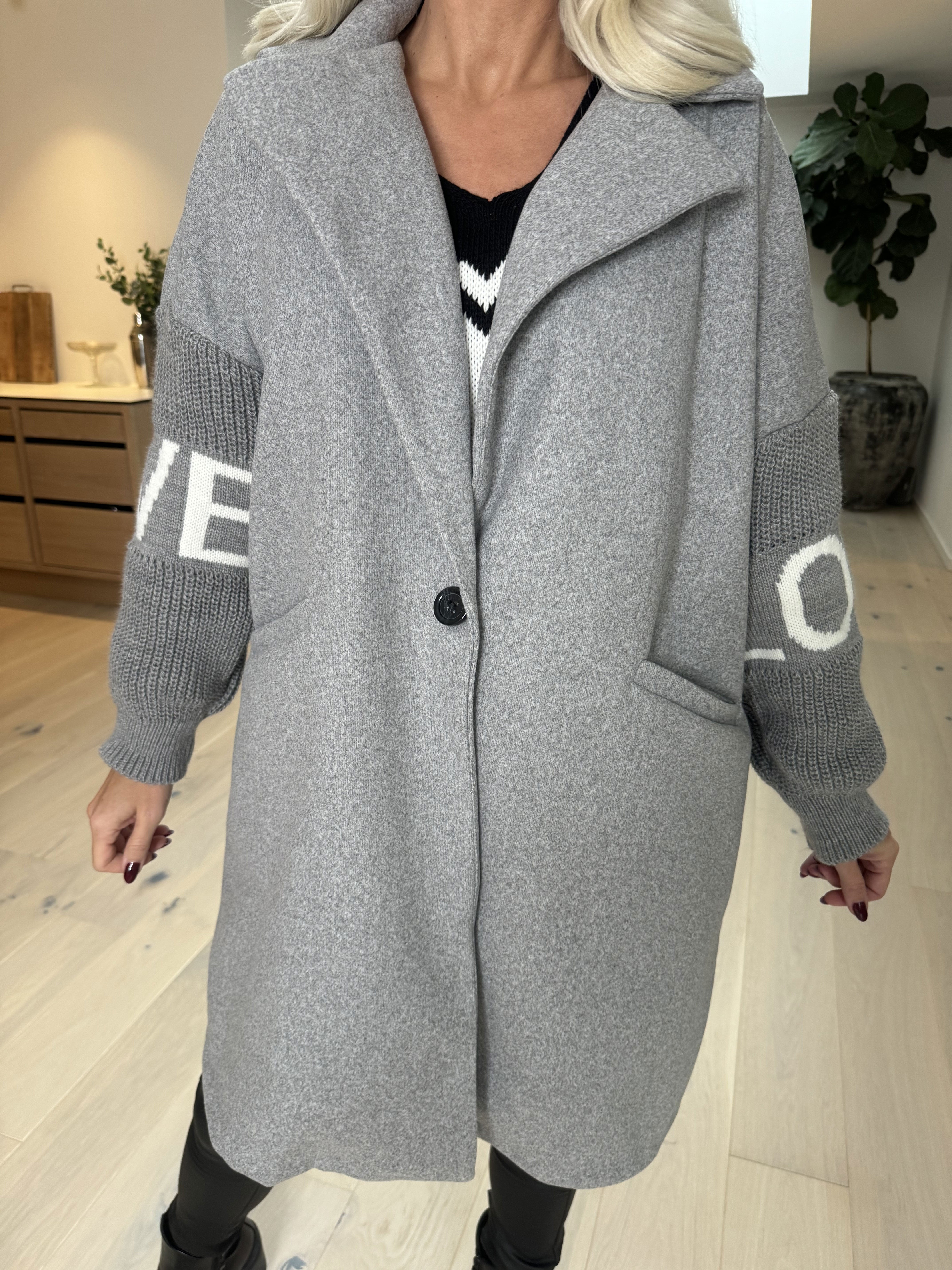 Debbie Short - Jakke med strikærmer